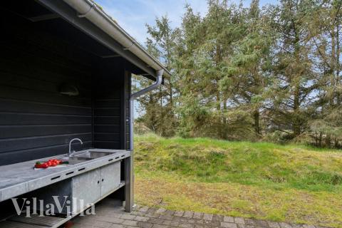 Zu dem attraktiven Ferienhaus Nr. 371 in Westjütland gehört auch ein tolles Angebot im Außenbereich, z. B. Spieleturm und Schaukeln