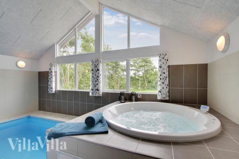 Genießen Sie den warmen Whirlpool im Luxusferienhaus Nr. 372 in Westjütland