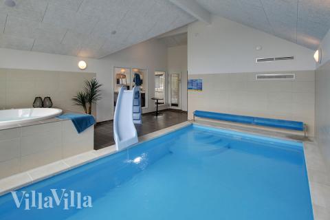 Das Ferienhaus 372 hat einen schicken Poolbereich mit Wasserrutsche, einem geräumigen, eingelassenen Whirlpool und einer Sauna.