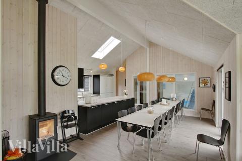 Der große, lichtdurchflutete Aufenthaltsraum im Luxusferienhaus Nr. 372 für 18.