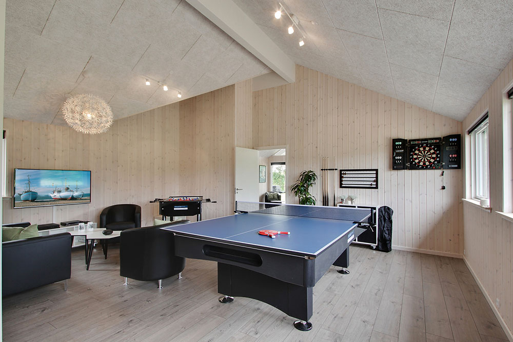 Das Luxusferienhaus 372 für 18 Personen hat einen großen Aktivitätsraum mit u. a. Billard und Darts
