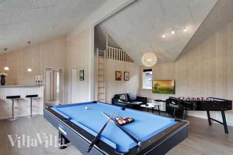 Neben den vielen schönen Stunden, die man im Poolbereich des Hauses verbringen kann, bietet das Luxusferienhaus 372 auch Spielevergnügen bei Billard/Tischtennis und Darts