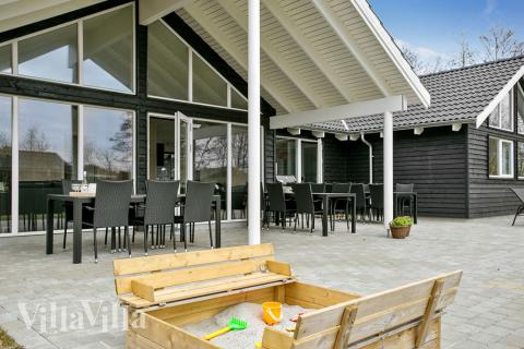 Genießen Sie einen Grillabend auf der Terrasse des Luxusferienhauses Nr. 372 in Westjütland