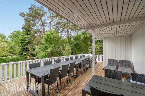 Auf der Terrasse des Ferienhauses Nr. 373 ist Platz für 20 Personen.