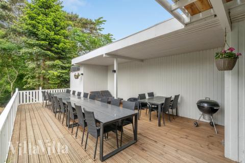 Genießen Sie einen Grillabend auf der Terrasse des Luxusferienhauses Nr. 373 in Limfjord