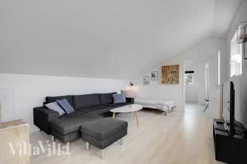 Die Couch im Luxusferienhaus Nr. 373 in Limfjord lädt zu Gesellschaftsspielen oder zu Kinoabenden ein.