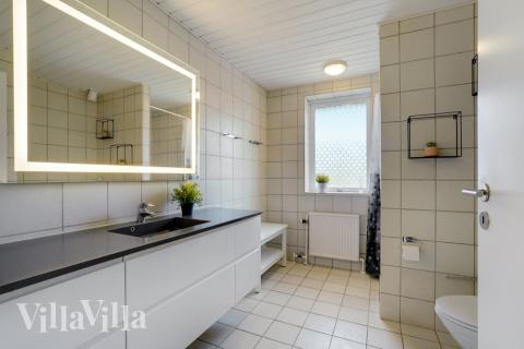 Eines der Badezimmer im Luxusferienhaus Nr. 373