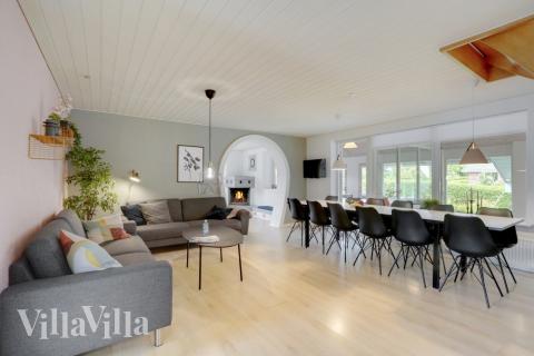 Der große, lichtdurchflutete Aufenthaltsraum im Luxusferienhaus Nr. 373 für 20.