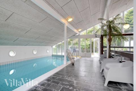 Das Ferienhaus 373 hat einen schicken Poolbereich mit Wasserrutsche, einem geräumigen, eingelassenen Whirlpool und einer Sauna.