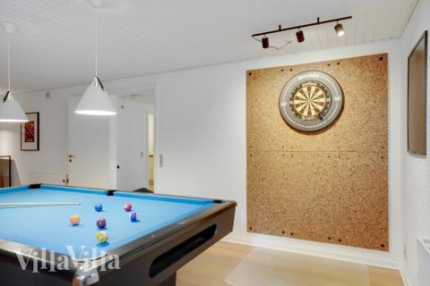 Das Luxusferienhaus 373 für 20 Personen hat einen großen Aktivitätsraum mit u. a. Billard und Darts