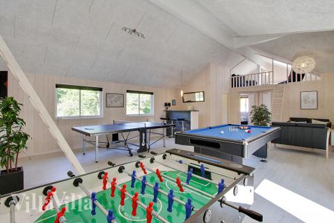 Das Luxusferienhaus 374 für 22 Personen hat einen großen Aktivitätsraum mit u. a. Billard und Darts