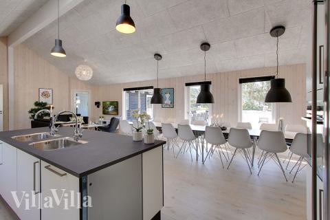 Der große, lichtdurchflutete Aufenthaltsraum im Luxusferienhaus Nr. 374 für 22.