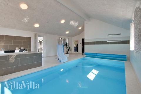 Das Ferienhaus 374 hat einen schicken Poolbereich mit Wasserrutsche, einem geräumigen, eingelassenen Whirlpool und einer Sauna.