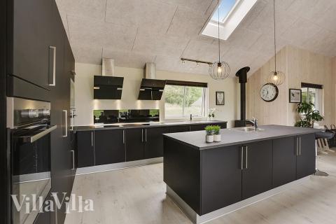 Die Küche in dem Luxusferienhaus Nr. 376 ist so gut ausgestattet, dass man problemlos Mahlzeiten für 22 Personen zubereiten kann.