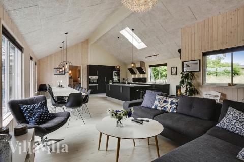 Der große, lichtdurchflutete Aufenthaltsraum im Luxusferienhaus Nr. 376 für 22.