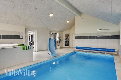 Das Ferienhaus 376 hat einen schicken Poolbereich mit Wasserrutsche, einem geräumigen, eingelassenen Whirlpool und einer Sauna.