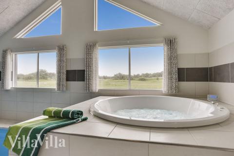 Genießen Sie den warmen Whirlpool im Luxusferienhaus Nr. 376 in Nordseeland