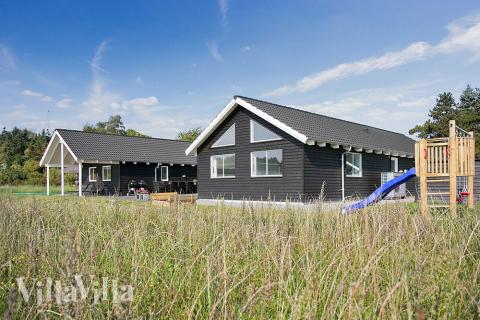 Großes Luxusferienhaus liegt bei Vejby Strand in schöner Natur und ganz in der Nähe eines kinderfreundlichen Badestrands. 