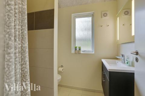 Eines der Badezimmer im Luxusferienhaus Nr. 376