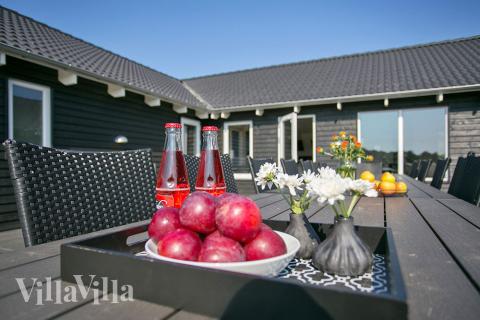 Genießen Sie einen Grillabend auf der Terrasse des Luxusferienhauses Nr. 376 in Nordseeland