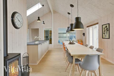 Der große, lichtdurchflutete Aufenthaltsraum im Luxusferienhaus Nr. 379 für 18.