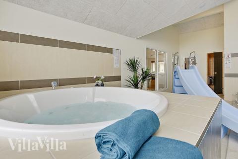Genießen Sie den warmen Whirlpool im Luxusferienhaus Nr. 379 in Nordseeland
