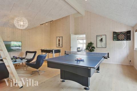 Das Luxusferienhaus 379 für 18 Personen hat einen großen Aktivitätsraum mit u. a. Billard und Darts