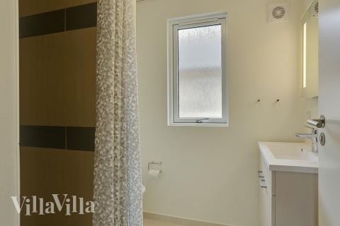 Eines der Badezimmer im Luxusferienhaus Nr. 379