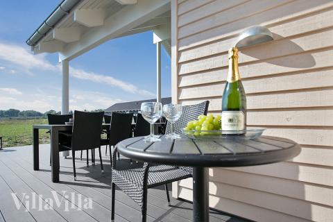 Genießen Sie einen Grillabend auf der Terrasse des Luxusferienhauses Nr. 379 in Nordseeland