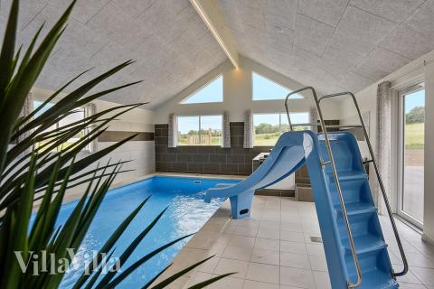 Das Ferienhaus 375 hat einen schicken Poolbereich mit Wasserrutsche, einem geräumigen, eingelassenen Whirlpool und einer Sauna.