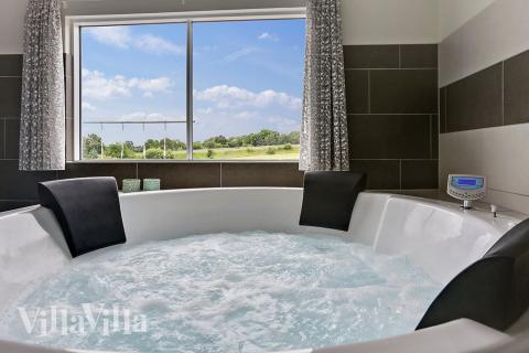 Genießen Sie den warmen Whirlpool im Luxusferienhaus Nr. 375 in Nordseeland