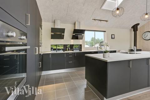 Die Küche in dem Luxusferienhaus Nr. 375 ist so gut ausgestattet, dass man problemlos Mahlzeiten für 24 Personen zubereiten kann.