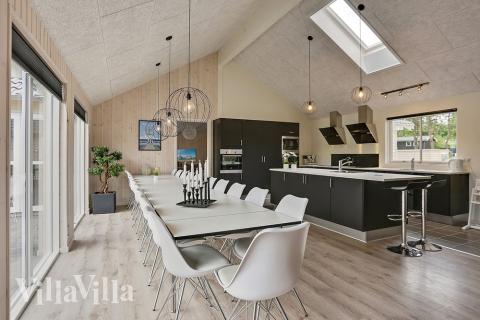 Der große, lichtdurchflutete Aufenthaltsraum im Luxusferienhaus Nr. 375 für 24.