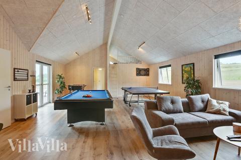 Das Luxusferienhaus 375 für 24 Personen hat einen großen Aktivitätsraum mit u. a. Billard und Darts