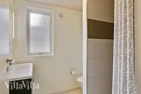 Eines der Badezimmer im Luxusferienhaus Nr. 375