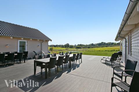 Das Luxusferienhaus Nr. 375 hat eine tolle Terrasse, die mit hochwertigen Gartenmöbeln für 24 Personen ausgestattet ist.