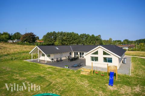 Ferienhaus mit Pool, Billard, Dart und Platz für 24 Gäste in Vejby Strand in der Nähe von Kronborg und Kopenhagen.