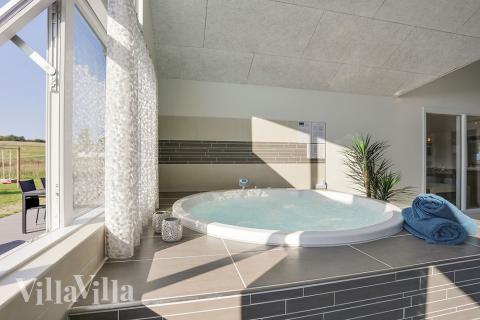 Genießen Sie den warmen Whirlpool im Luxusferienhaus Nr. 377 in Nordseeland