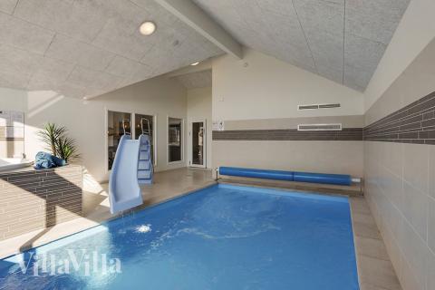 Das Ferienhaus 377 hat einen schicken Poolbereich mit Wasserrutsche, einem geräumigen, eingelassenen Whirlpool und einer Sauna.