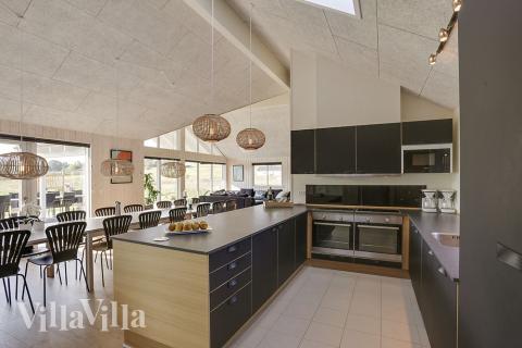 Die Küche in dem Luxusferienhaus Nr. 377 ist so gut ausgestattet, dass man problemlos Mahlzeiten für 18 Personen zubereiten kann.