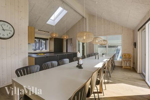 Der große, lichtdurchflutete Aufenthaltsraum im Luxusferienhaus Nr. 377 für 18.