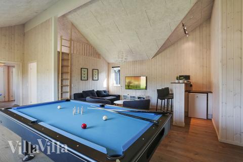Neben den vielen schönen Stunden, die man im Poolbereich des Hauses verbringen kann, bietet das Luxusferienhaus 377 auch Spielevergnügen bei Billard/Tischtennis und Darts