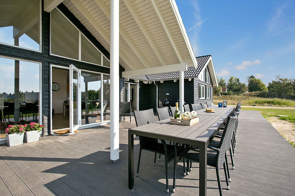 Genießen Sie einen Grillabend auf der Terrasse des Luxusferienhauses Nr. 377 in Nordseeland