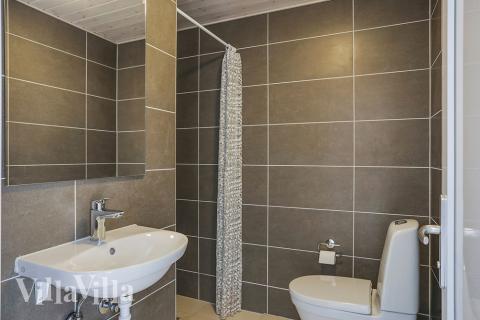 Eines der Badezimmer im Luxusferienhaus Nr. 377