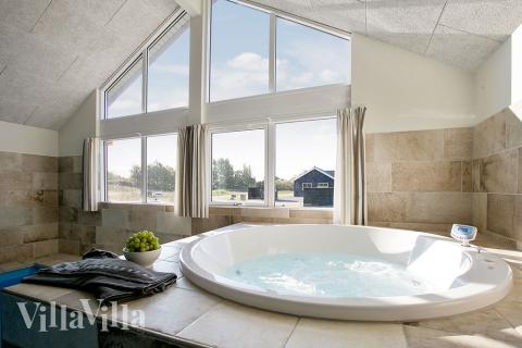 Genießen Sie den warmen Whirlpool im Luxusferienhaus Nr. 378 in Nordseeland