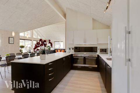 Die Küche in dem Luxusferienhaus Nr. 378 ist so gut ausgestattet, dass man problemlos Mahlzeiten für 18 Personen zubereiten kann.