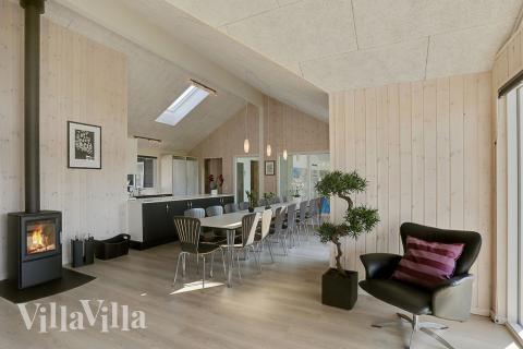 Der große, lichtdurchflutete Aufenthaltsraum im Luxusferienhaus Nr. 378 für 18.