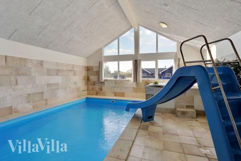 Das Ferienhaus 378 hat einen schicken Poolbereich mit Wasserrutsche, einem geräumigen, eingelassenen Whirlpool und einer Sauna.