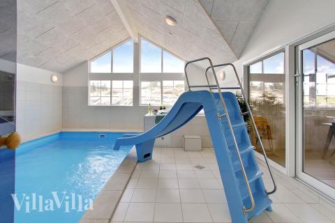 Das Ferienhaus 383 hat einen schicken Poolbereich mit Wasserrutsche, einem geräumigen, eingelassenen Whirlpool und einer Sauna.