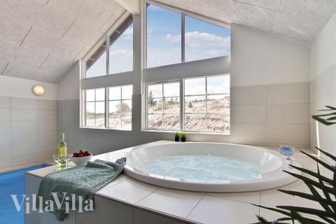 Genießen Sie den warmen Whirlpool im Luxusferienhaus Nr. 383 in Westjütland